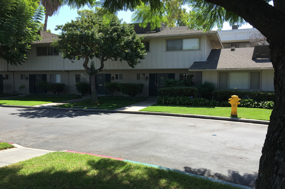 Thank you for viewing our Outside pics 7 at Fullerton Townhouse Apartments in the city of Fullerton.